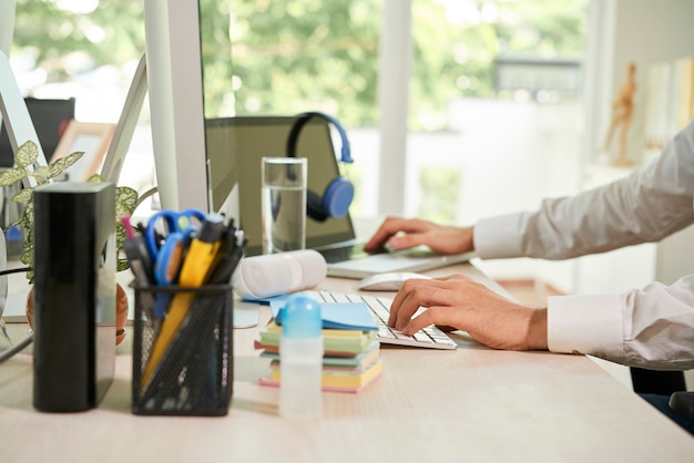 Hombre de negocios usando la computadora en su trabajo