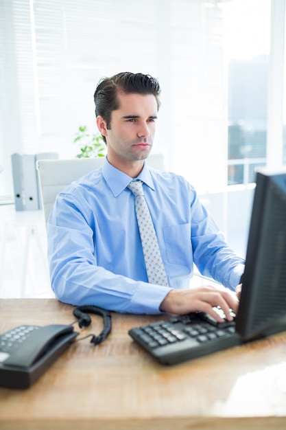 Foto hombre de negocios usando la computadora