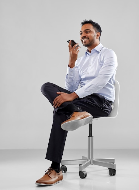 Foto hombre de negocios usando un grabador de voz en su teléfono inteligente