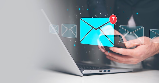 hombre de negocios usando el icono de correo electrónico