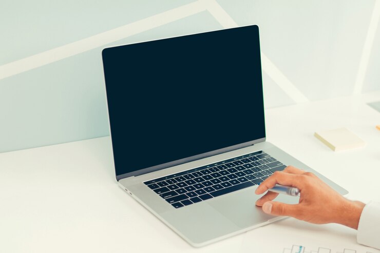 Foto hombre de negocios usando laptop para analizar datos financieros. concepto de negocio.