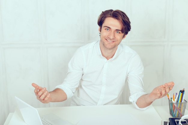 Hombre de negocios usando laptop con tableta y lápiz