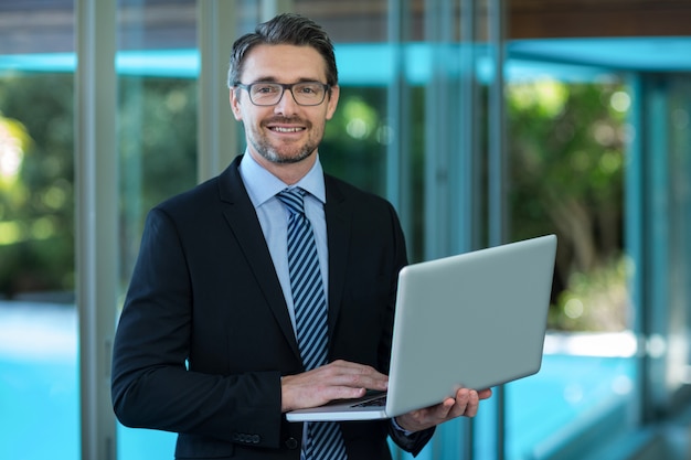 Hombre de negocios usando laptop