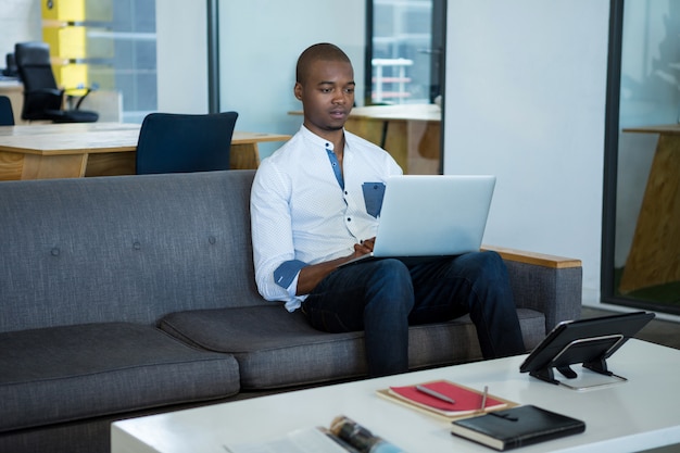 Hombre de negocios usando laptop