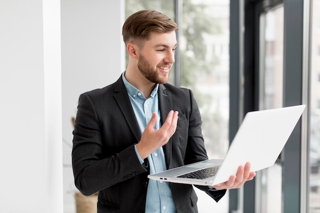 Hombre de negocios usando laptop