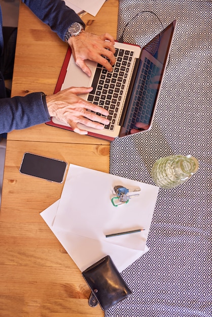 Hombre de negocios usando laptop