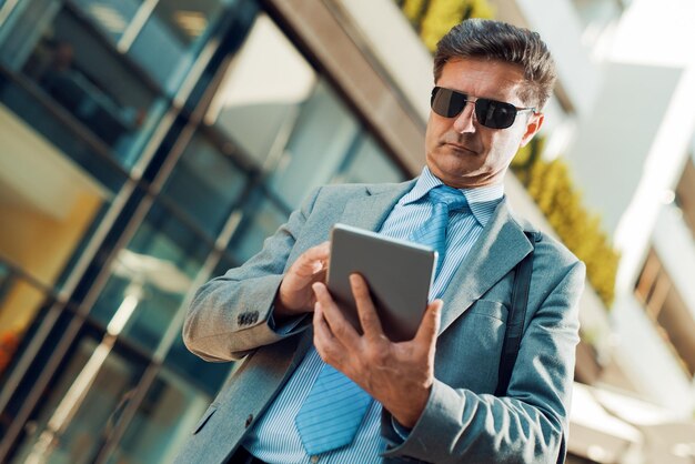 Hombre de negocios usando una PC de la tableta