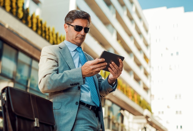 Hombre de negocios usando una PC de la tableta