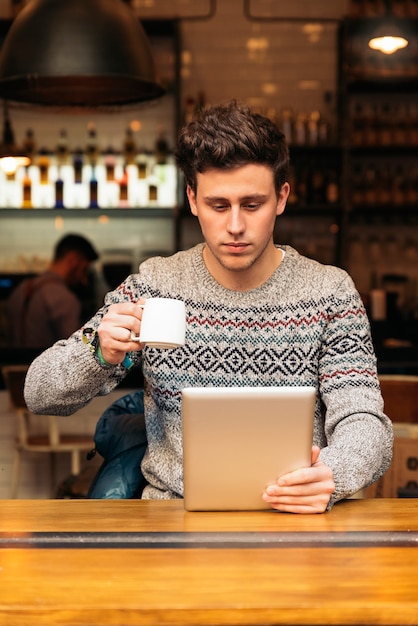 Hombre de negocios usando su computadora portátil en la cafetería. Concepto de negocio