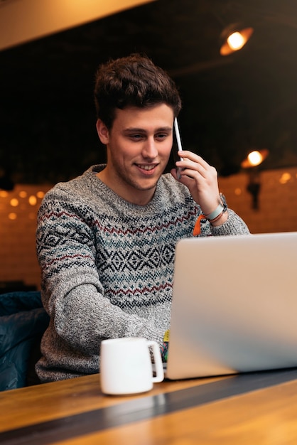 Hombre de negocios usando su computadora portátil en la cafetería. Concepto de negocio