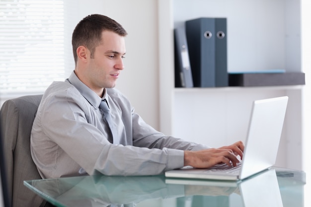 Hombre de negocios usando su computadora portátil