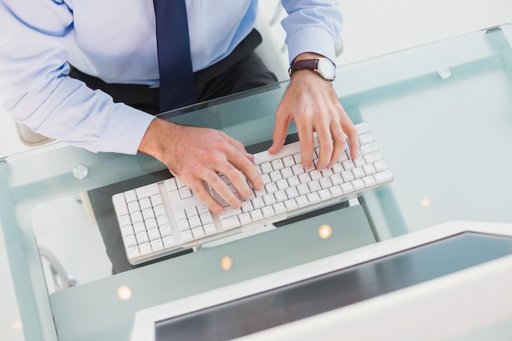 Foto hombre de negocios usando su computadora