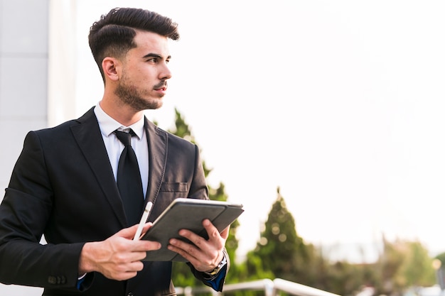 Hombre de negocios usando su tablet