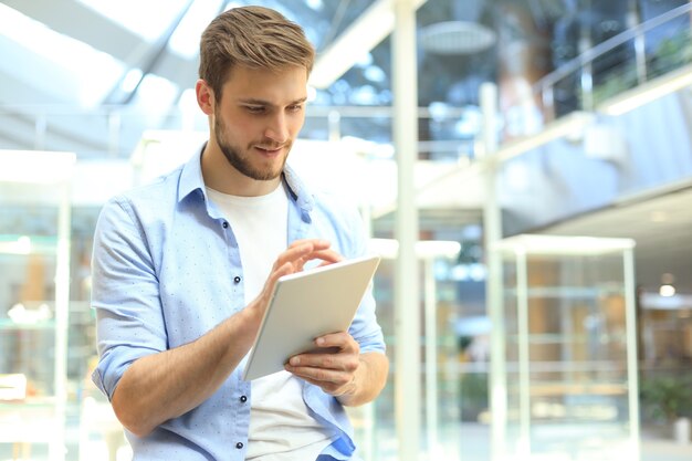 Hombre de negocios usando su tableta en la oficina.