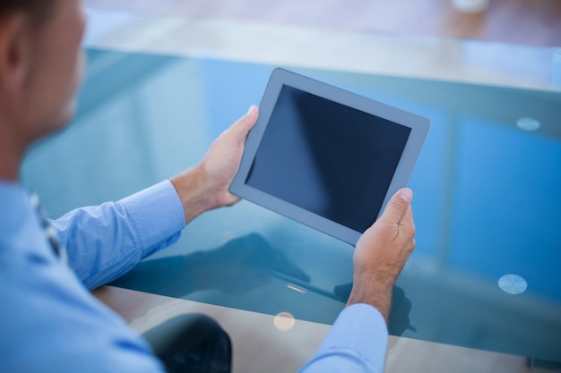 Hombre de negocios usando su tableta