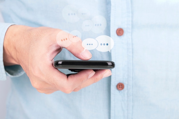 Foto hombre de negocios usando su teléfono inteligente digital, compartiendo redes sociales y comentando en el concepto de comunidad en línea