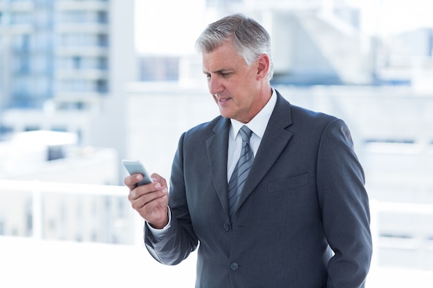 Hombre de negocios usando su teléfono inteligente