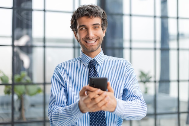 Hombre de negocios usando su teléfono móvil en la oficina