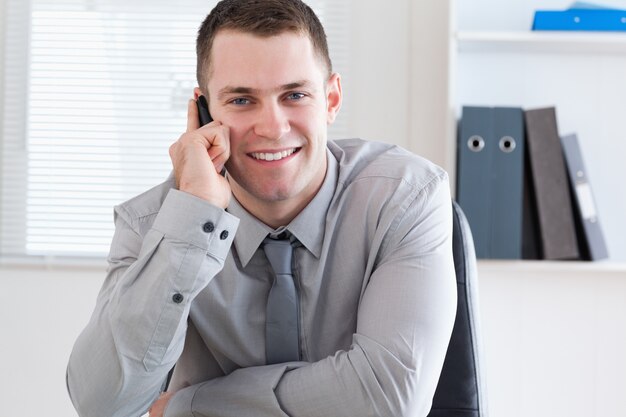 Foto hombre de negocios usando su teléfono móvil