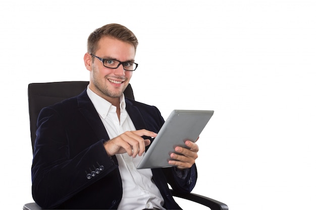 Hombre de negocios usando un tablet pc, sonriendo