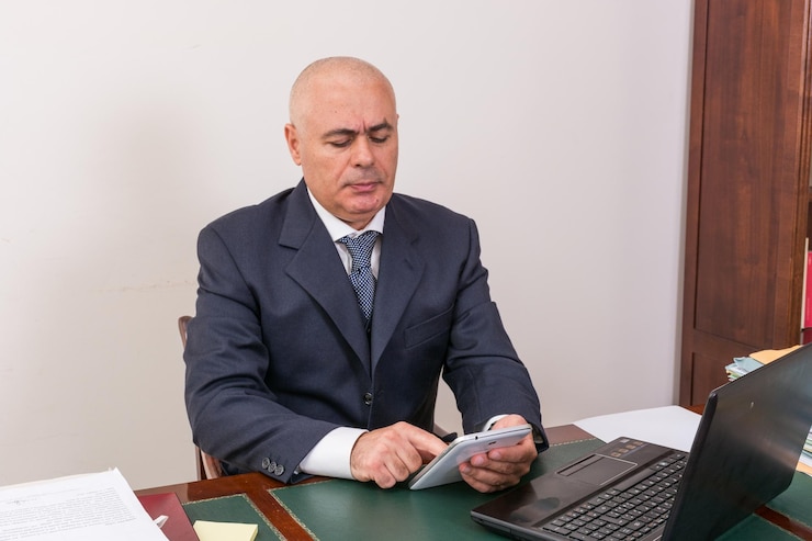 Foto hombre de negocios usando tableta digital en el escritorio en la oficina