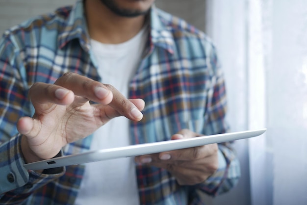 Foto hombre de negocios usando una tableta digital en el escritorio de la oficina