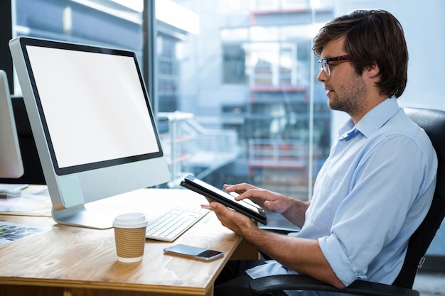 Hombre de negocios usando tableta digital en el escritorio