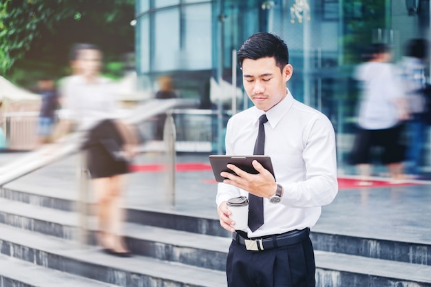 Hombre de negocios usando una tableta digital oficina al aire libre