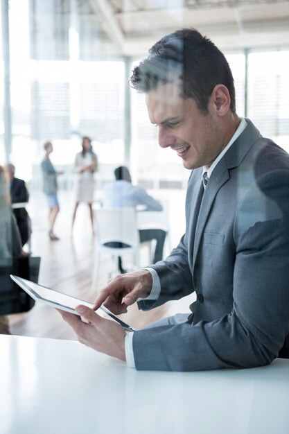 Hombre de negocios usando tableta digital en la oficina