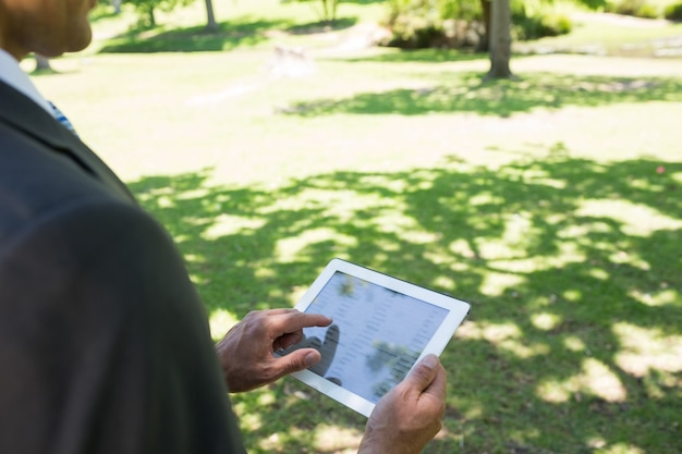 Foto hombre de negocios usando tableta digital