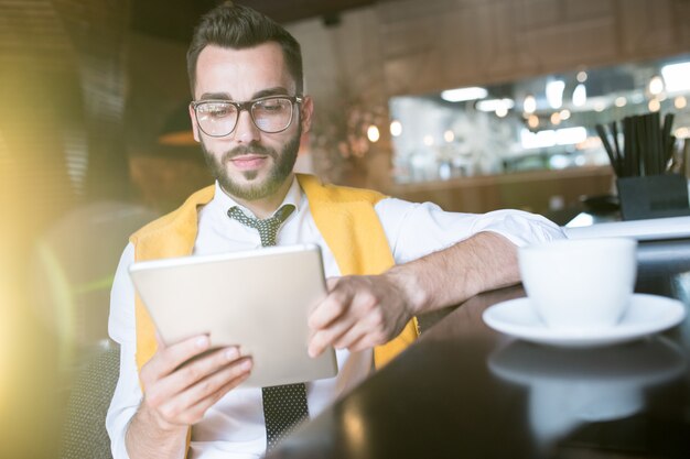 Foto hombre de negocios usando tableta en luz del sol