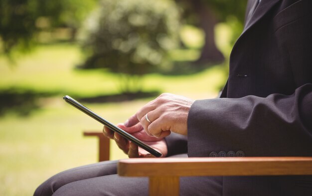 Hombre de negocios usando tableta en el parque