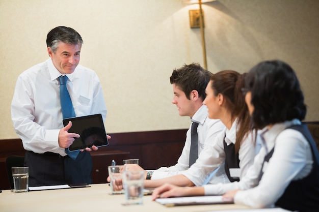 Hombre de negocios usando tableta en reunión