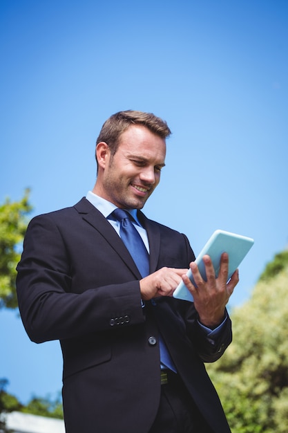 Hombre de negocios usando tableta