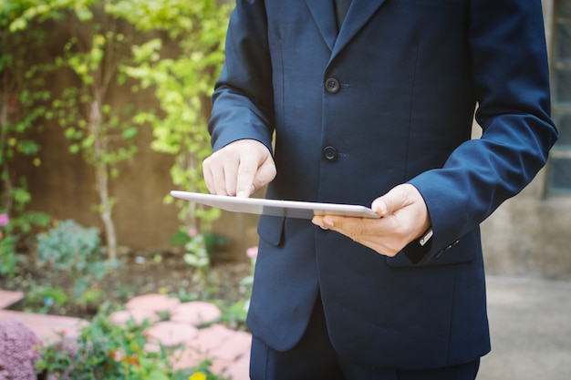 Hombre de negocios usando una tableta.