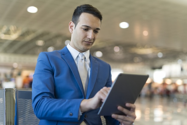 Hombre de negocios usando una tableta