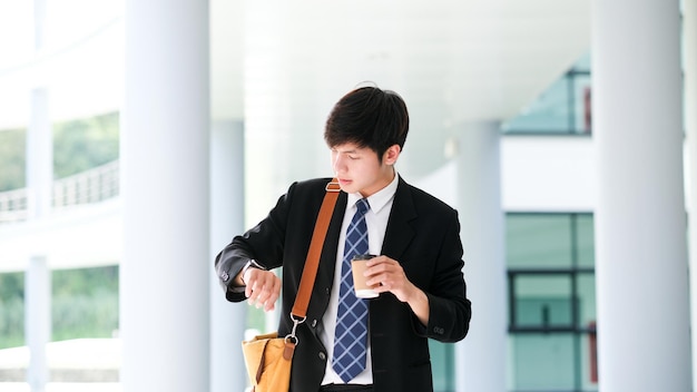 Hombre de negocios usando un teléfono celular