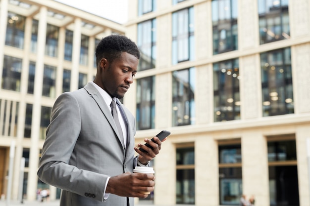 Hombre de negocios usando el teléfono en la ciudad