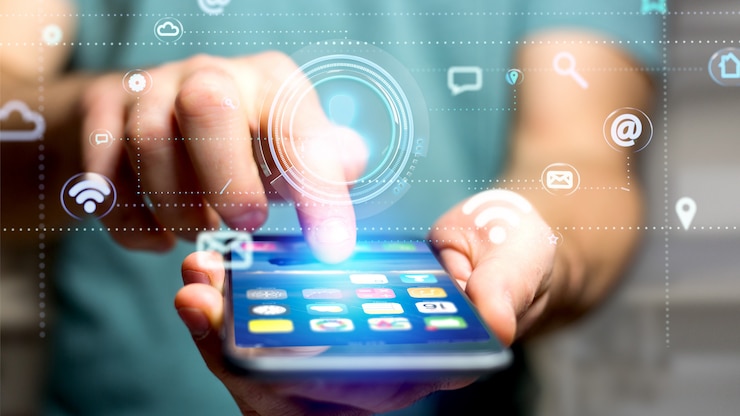 Foto hombre de negocios usando un teléfono inteligente con un ícono de contacto rodeado por una aplicación y un ícono social