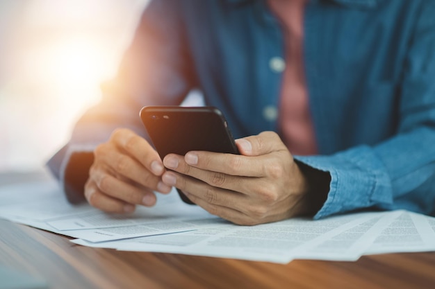 Hombre de negocios usando el teléfono inteligente en la oficina