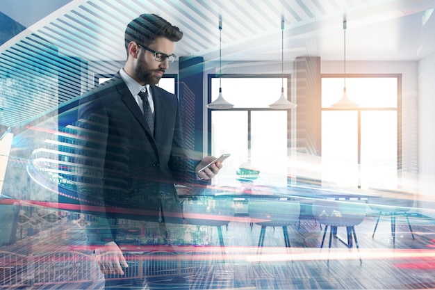 Hombre de negocios usando el teléfono inteligente en la oficina