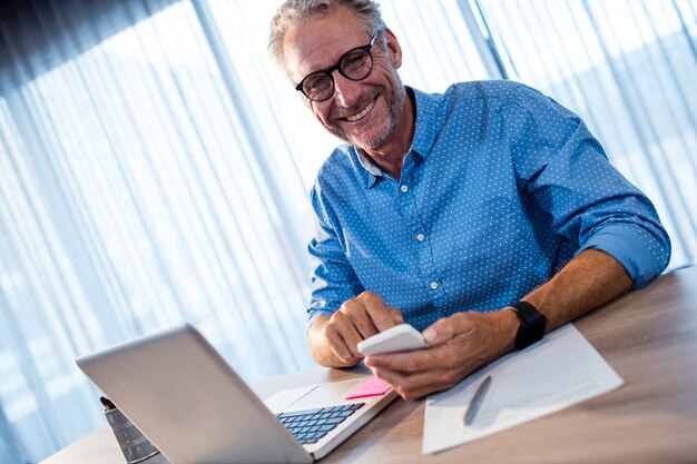 Hombre de negocios usando un teléfono inteligente