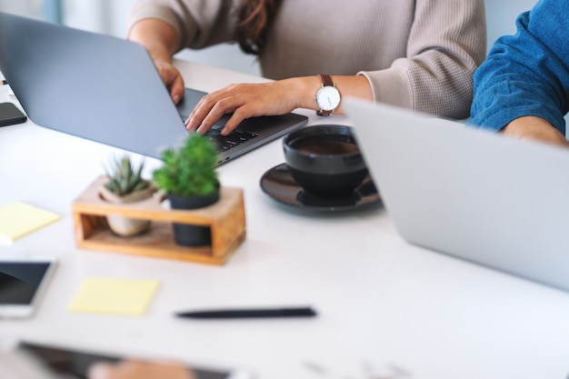 Hombre de negocios usando y trabajando en equipo portátil juntos en la oficina