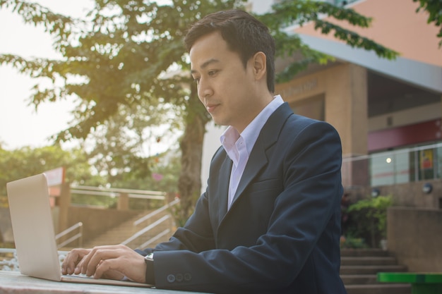 Hombre de negocios, usar la computadora portátil