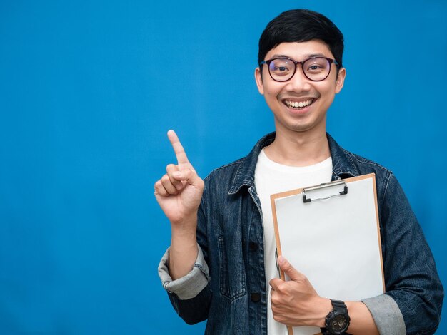 Hombre de negocios usar gafas jeans camisa sostener documento junta gesto señalar con el dedo