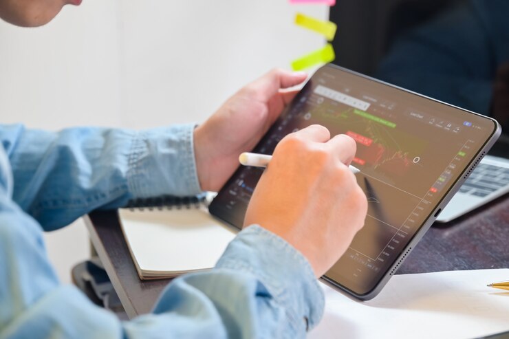 Foto el hombre de negocios utiliza la tableta para analizar las finanzas del gráfico de acciones y el gráfico de ganancias bancarias y el pedido de venta o compra de acciones.