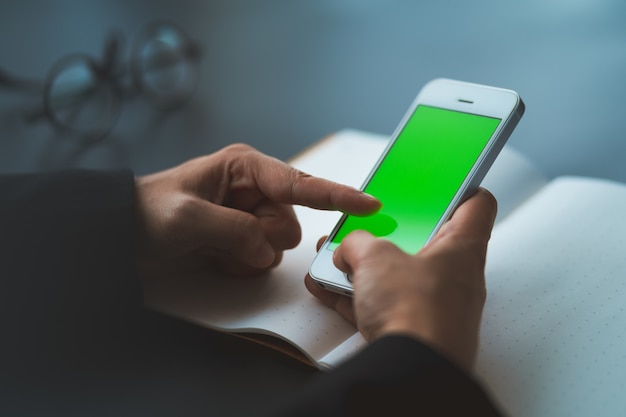 Foto hombre de negocios utilizando teléfonos inteligentes con pantalla verde