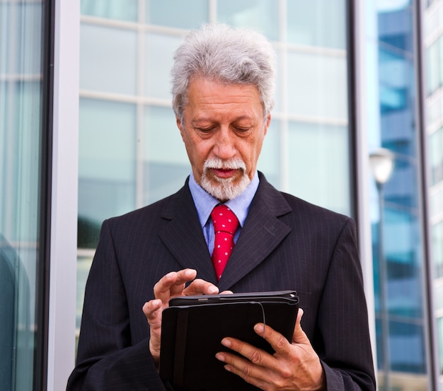 Hombre de negocios, utilizar, un, pc de la tableta