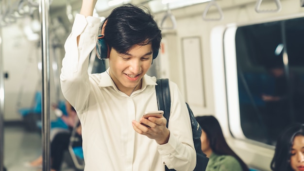 Hombre de negocios, utilizar, teléfono móvil, en, tren público