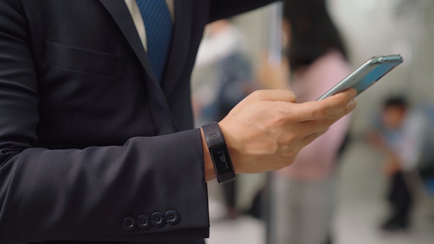 Hombre de negocios, utilizar, teléfono móvil, en, tren público